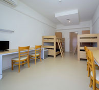 学校寮『コミュニティコート』の4人部屋。二段ベッドでゆったりスペース。